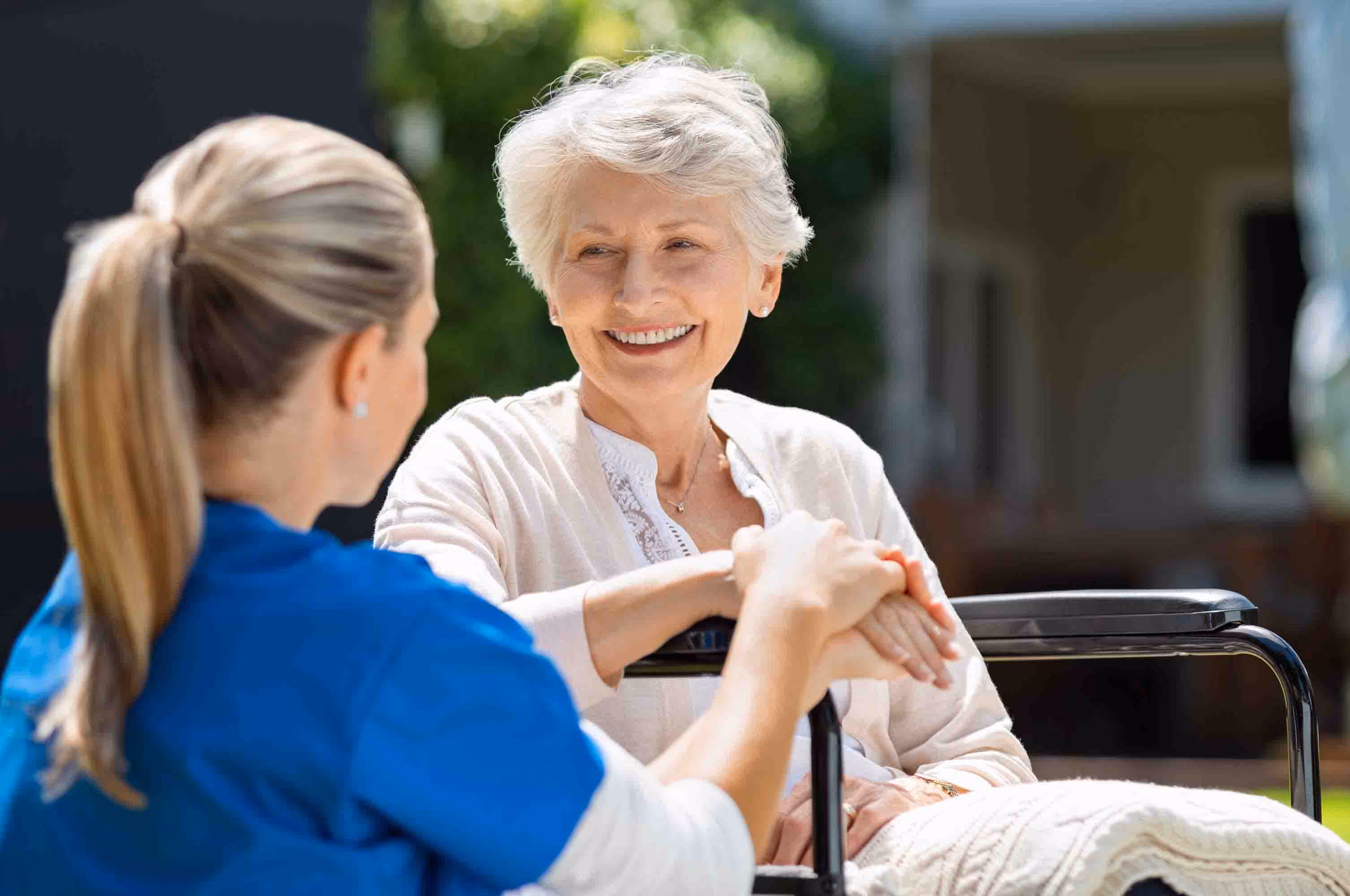 Alltags und Senioren Hilfe Luf UG - Krankenschwester kümmert sich um alten Patienten