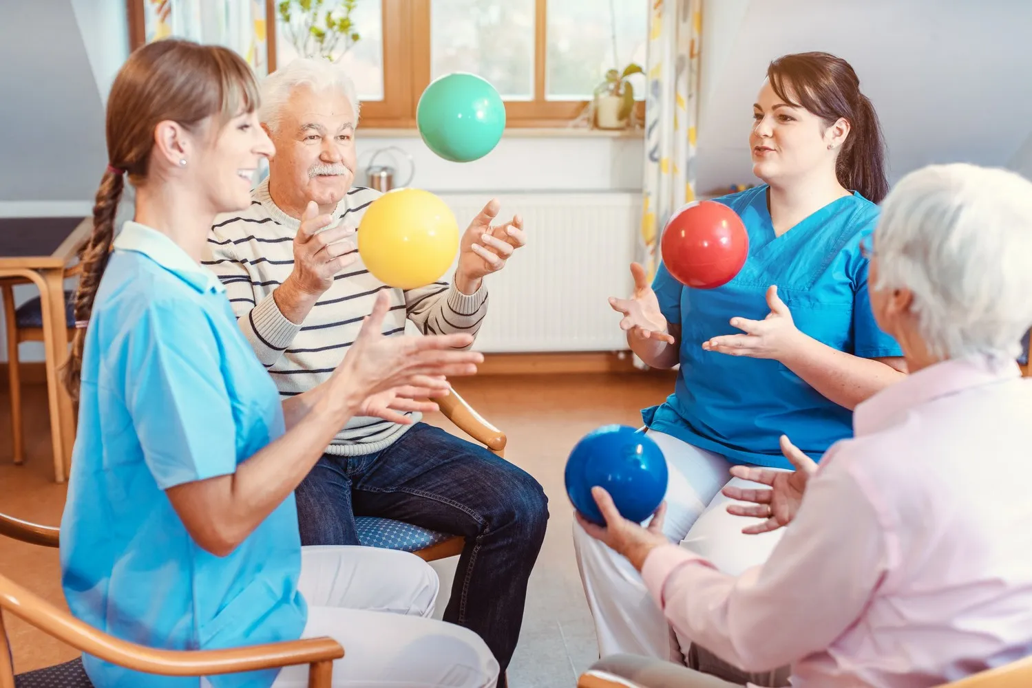 Alltags und Senioren Hilfe Luf UG - Gruppe von Senioren beim Sport und Turnen mit Bällen