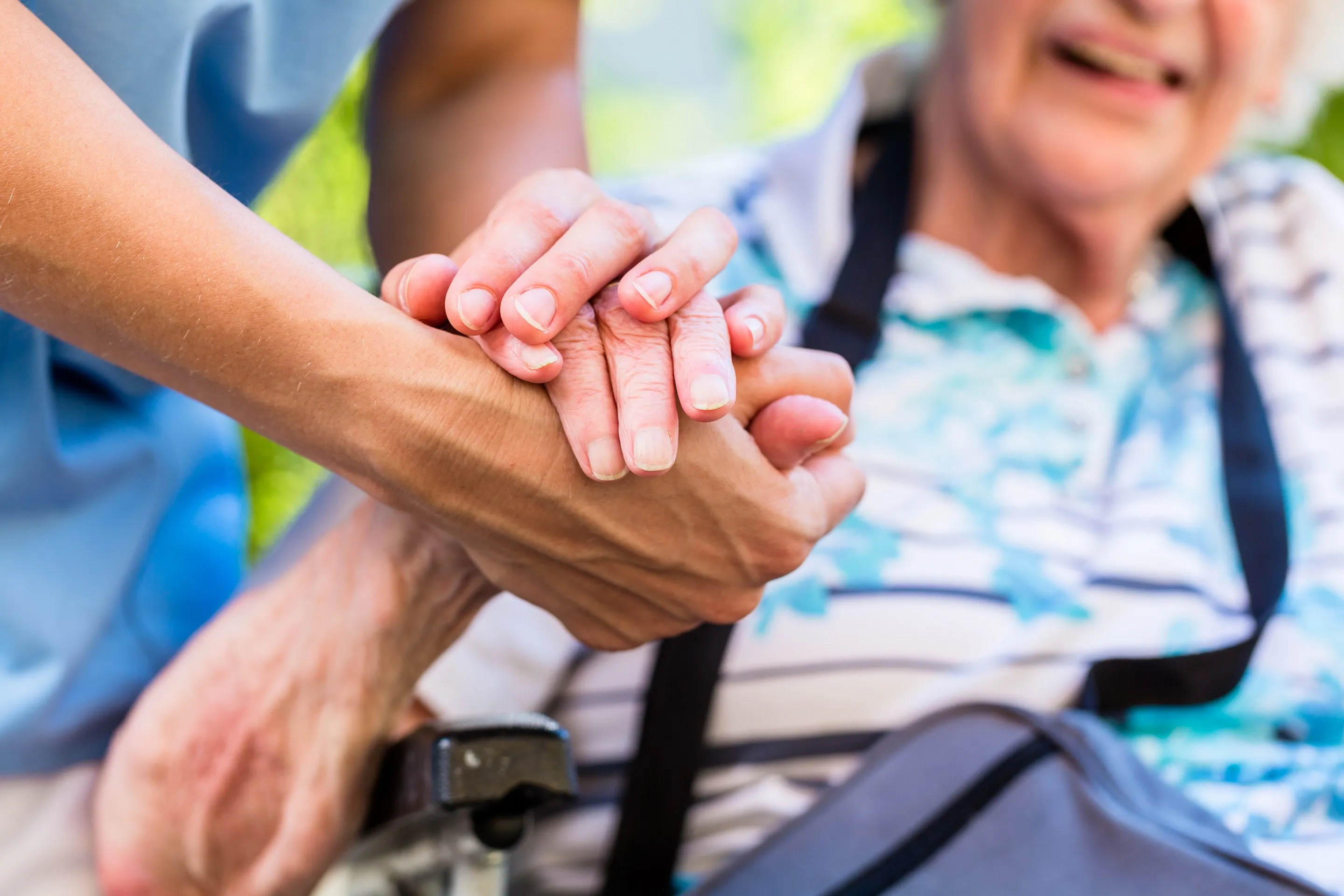 Alltags und Senioren Hilfe Luf UG - Krankenschwester tröstet ältere Frau hält ihre Hand